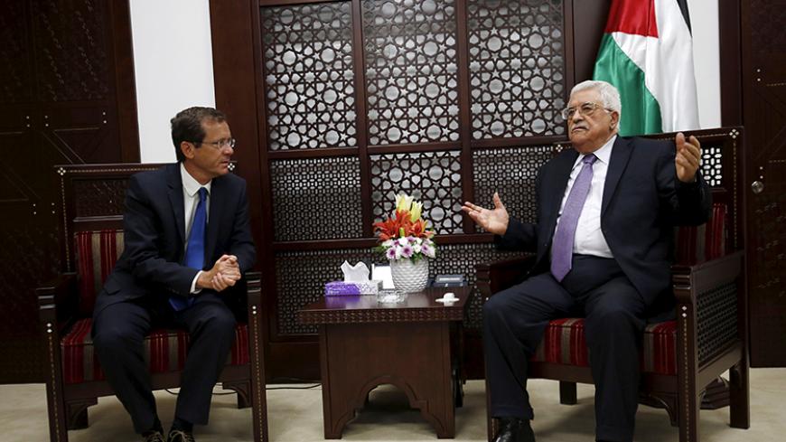Palestinian President Mahmoud Abbas (R) meets Isaac Herzog, leader of Zionist Union party, in the West Bank city of Ramallah August 18, 2015. REUTERS/Mohamad Torokman - RTX1OMX5