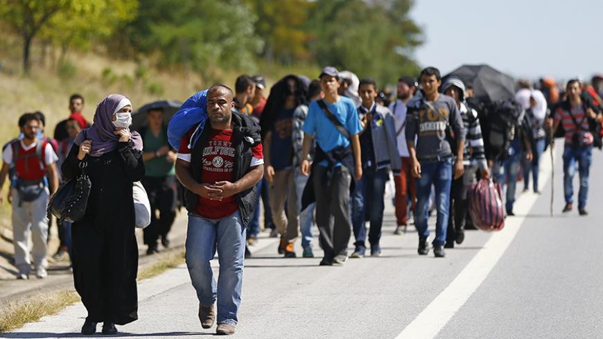 Syrian migrants walk towards the Greece border on a road near Edirne, Turkey, September 15, 2015. REUTERS/Osman Orsal  - RTS165C