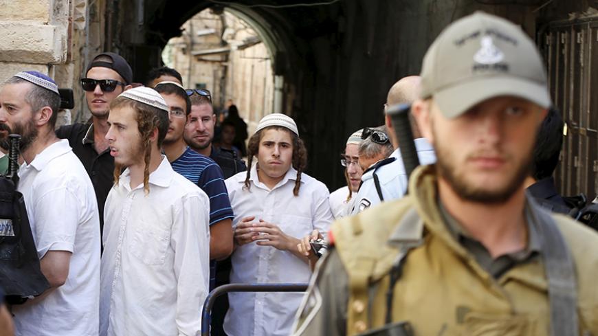 Israeli policemen stand guard as a group of Jewish youths leave after visiting the compound which houses al-Aqsa mosque, known by Muslims as the Noble Sanctuary and by Jews as the Temple Mount, in Jerusalem's Old City September 22, 2015.  REUTERS/Ammar Awad   - RTX1RV04
