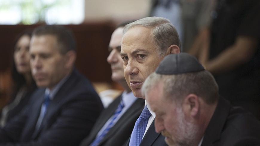 Israel's Prime Minister Benjamin Netanyahu (2nd R) attends the weekly cabinet meeting at his office in Jerusalem October 18, 2015. REUTERS/Ronen Zvulun - RTS4XKV