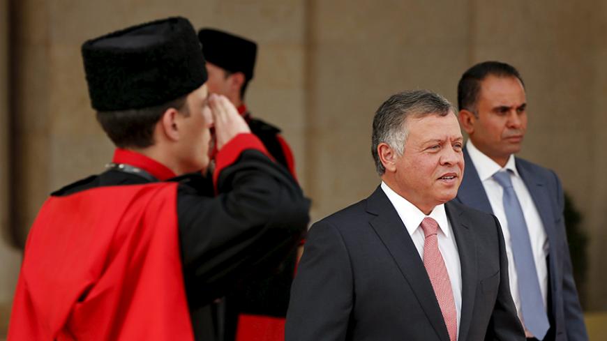 Jordan's King Abdullah (2nd R) walks to welcome Saudi Arabia's Deputy Crown Prince Mohammed bin Salman upon his arrival at the Royal Palace in Amman, Jordan, August 4, 2015. REUTERS/Muhammad Hamed - RTX1N1AN