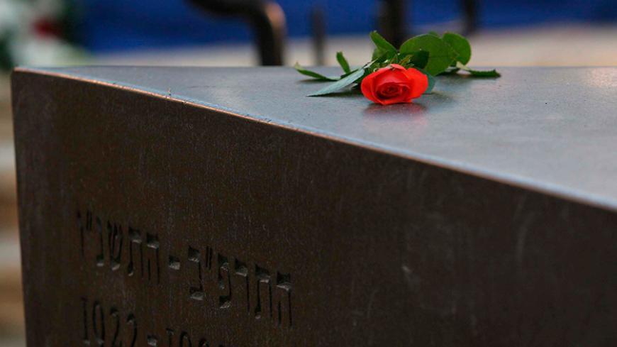 A rose lies on the grave of former Israeli prime minister Yitzhak Rabin, who was killed by an ultranationalist Jew in 1995, during the annual memorial ceremony at the Mount Herzl cemetery in Jerusalem November 10, 2008. REUTERS/Brian Hendler/Pool (JERUSALEM) - RTXAGKB