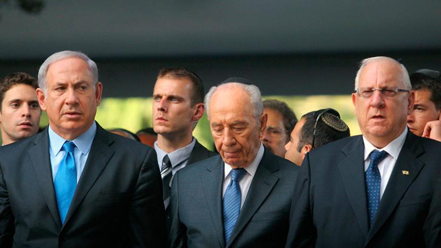Israel's Prime Minister Benjamin Netanyahu (L) stands with President Shimon Peres and Speaker of the parliament Reuven Rivlin (R) during a memorial ceremony on Mount Herzl military cemetery in Jerusalem marking the anniversary of the assassination of Prime Minister Yitzhak Rabin October 20, 2010. Israel marks on Wednesday the 15th anniversary of Rabin's assassination by an ultra-nationalist Jew.  REUTERS/Alex Kolomoisky/Pool (JERUSALEM - Tags: POLITICS ANNIVERSARY) - RTXTN9O