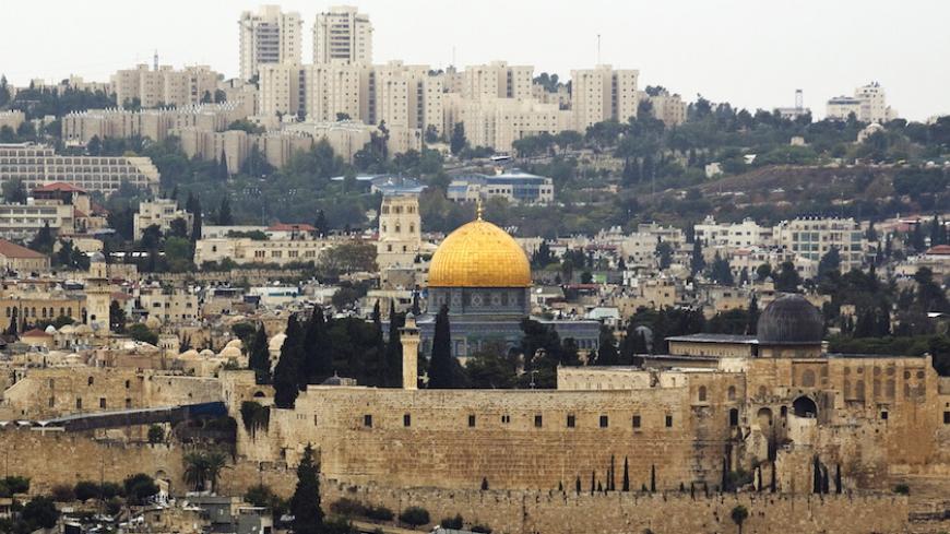 A general view of Jerusalem's old city shows the Dome of the Rock in the compound known to Muslims as Noble Sanctuary and to Jews as Temple Mount, October 25, 2015. Palestinian officials reacted warily on Sunday to what U.S. Secretary of State John Kerry hailed as Jordan's "excellent suggestion" to calm Israeli-Palestinian violence by putting a sensitive Jerusalem holy site under constant video monitoring. REUTERS/Amir Cohen  - RTX1T4AE