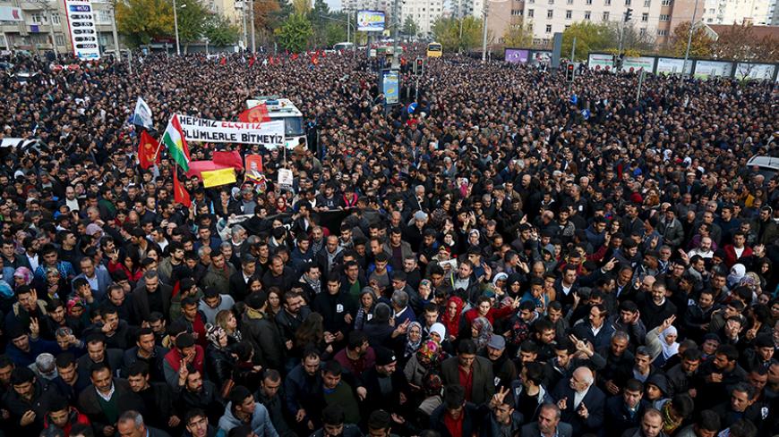 Thousands march during the funeral of Diyarbakir Bar Association President Tahir Elci in the Kurdish-dominated southeastern city of Diyarbakir, Turkey, November 29, 2015. REUTERS/Sertac Kayar - RTX1WE4F