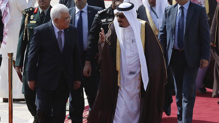 Saudi King Salman bin Abdulaziz (R) walks with Palestinian President Mahmoud Abbas during a welcoming ceremony upon Abbas' arrival to attend the Summit of South America-Arab Countries, in Riyadh November 10, 2015. REUTERS/Faisal Al Nasser - RTS6BUP
