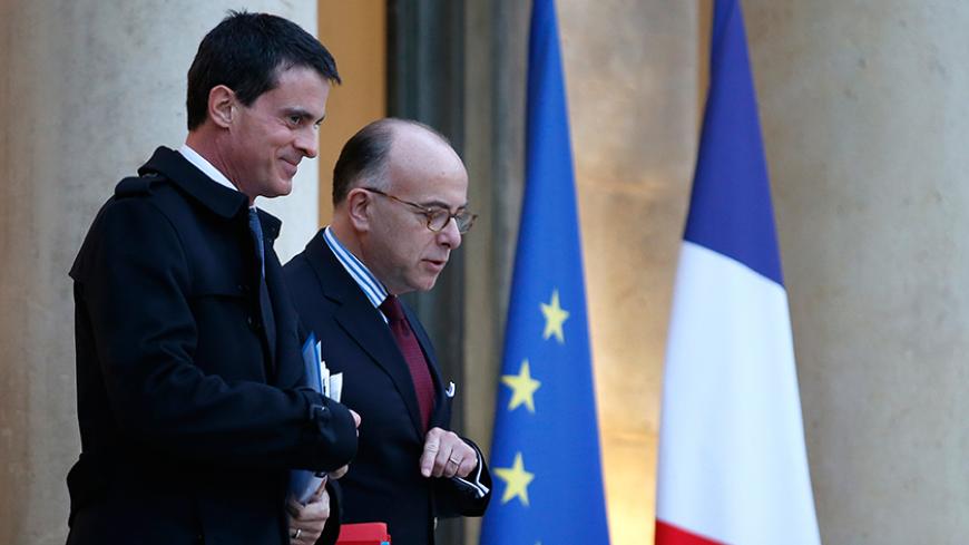 French Interior minister Bernard Cazeneuve (R) and Prime Minister Manuel Valls leave after a ministerial meeting on financing terrorism at the Elysee Palace in Paris, France, December 3, 2015.   REUTERS/Eric Gaillard  - RTX1X18S