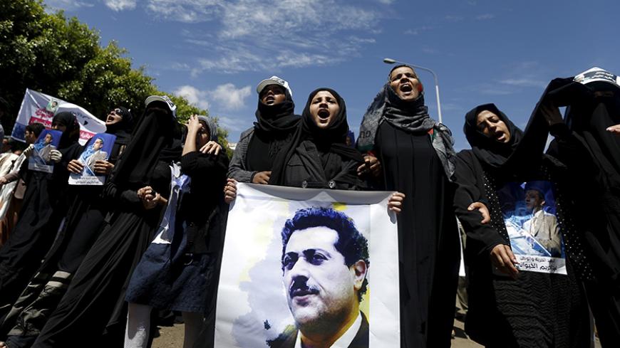 Relatives of journalist Abdul Kareem al-Khaiwani attend his funeral procession in Sanaa March 24, 2015. Assailants on a motorbike last week shot dead al-Khaiwani, one of Yemen's top journalists who is also an activist close to the country's dominant Houthi group, police sources said. REUTERS/Khaled Abdullah - RTR4UO9O