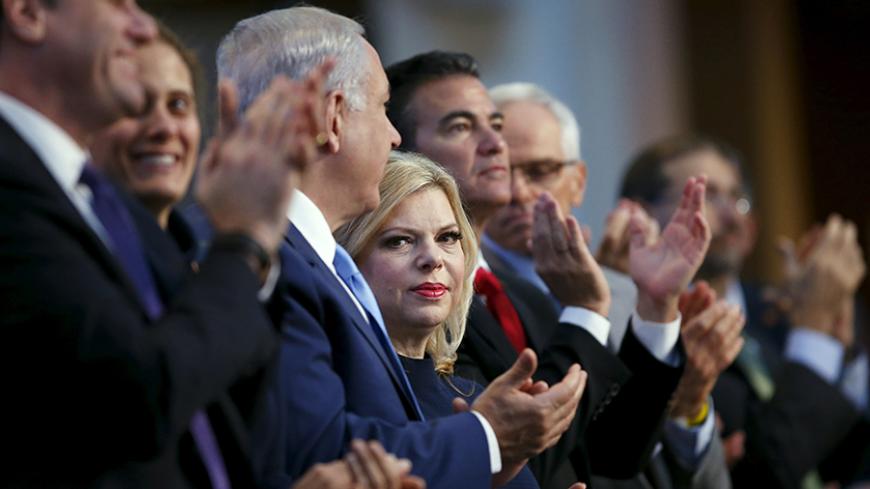 Sara Netanyahu (C) stands next to Israeli Prime Minister Benjamin Netanyahu (3rd-L) as they attend the Jewish Federations of North America 2015 General Assembly in Washington November 10, 2015. Israeli Prime Minister Benjamin Netanyahu assured U.S. President Barack Obama on Monday that he remained committed to a two-state solution to the Israeli-Palestinian conflict as they sought to mend ties strained by acrimony over Middle East diplomacy and Iran. REUTERS/Carlos Barria  - RTS6CWK