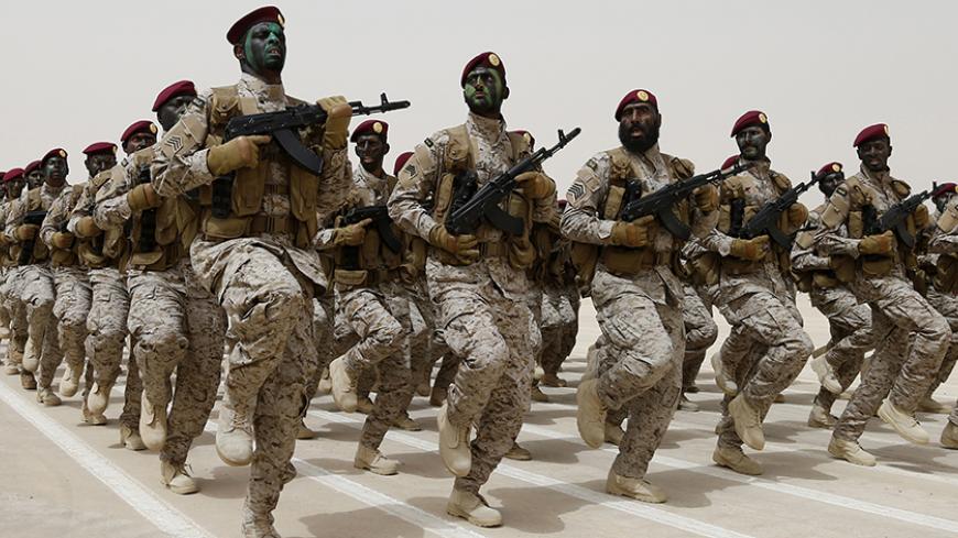 Saudi soldiers march during Abdullah's Sword military drill in Hafar Al-Batin, near the border with Kuwait April 29, 2014.  REUTERS/Faisal Al Nasser (SAUDI ARABIA - Tags: MILITARY) - RTR3N4CO