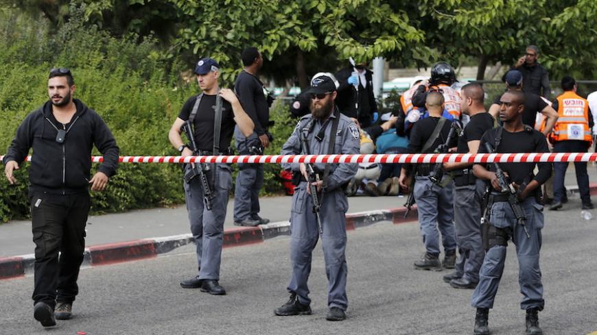 Israeli policemen stand guard at the scene of a stabbing attack in Jerusalem October 30, 2015. Knife-wielding Palestinians attacked Israelis in Jerusalem and the Israeli-occupied West Bank and one of assailants was shot dead, police said. Five people, including two suspected Palestinian assailants, were wounded in the incidents at an Israeli paramilitary police checkpoint outside the West Bank city of Nablus and a light rail station in East Jerusalem, ambulance officials said. REUTERS/Ammar Awad  - RTX1TYCM