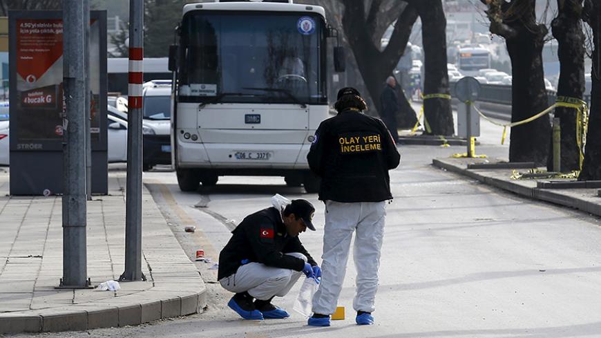 Forensic experts examine a street near the site of last night's explosion in Ankara, Turkey, February 18, 2016. Twenty-eight people were killed and dozens wounded in Turkey's capital Ankara on Wednesday when a car laden with explosives detonated next to military buses near the armed forces' headquarters, parliament and other government buildings.  REUTERS/Umit Bektas - RTX27GGV