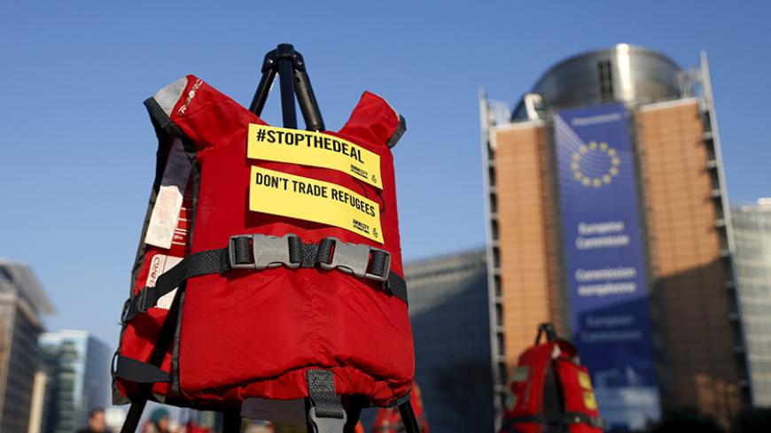 Lifejackets are pictured in front of the European Commission headquarters during a protest by Amnesty International to demand the European Council protect the human rights of the refugees within the EU-Turkey migration deal, ahead of an EU summit over migration in Brussels, Belgium, March 17, 2016. REUTERS/Francois Lenoir - RTSATSC