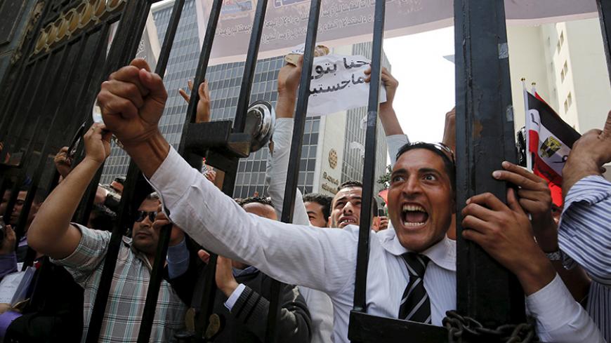 Unemployed graduates shout anti-government slogans during a protest, to demand the government offer them jobs, in front of the parliament headquarters in Cairo, March 27, 2016, where Egyptian Prime Minister Sherif Ismail was speaking.    REUTERS/Amr Abdallah Dalsh - RTSCFNH