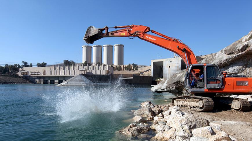 Employees work at strengthening the Mosul Dam in northern Iraq, February 3, 2016. REUTERS/Azad Lashkari - RTX25B5A