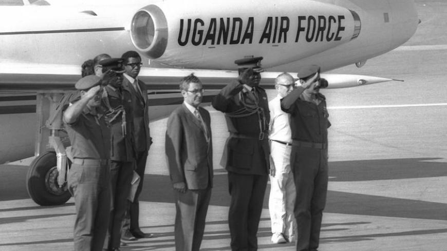 URGANDA PRES. IDI AMIN (C) SALUTING DURING PLAYINGOF NATIONAL ANTHEM, IN FRONT OF UGANDA AIR FORCE            COMMODORE JET, LOD AIRPORT.

ביקור נשיא אוגנדה אימי אמין בישראל. בצילום, נשיא אוגנדה מצדיע במהלך השמעת        ההימנון הלאומי, בקבלת הפנים בנמל התעופה בן גוריון בלוד. מאחור- מטוס סילון של     חיל האוויר של אוגנדה.
