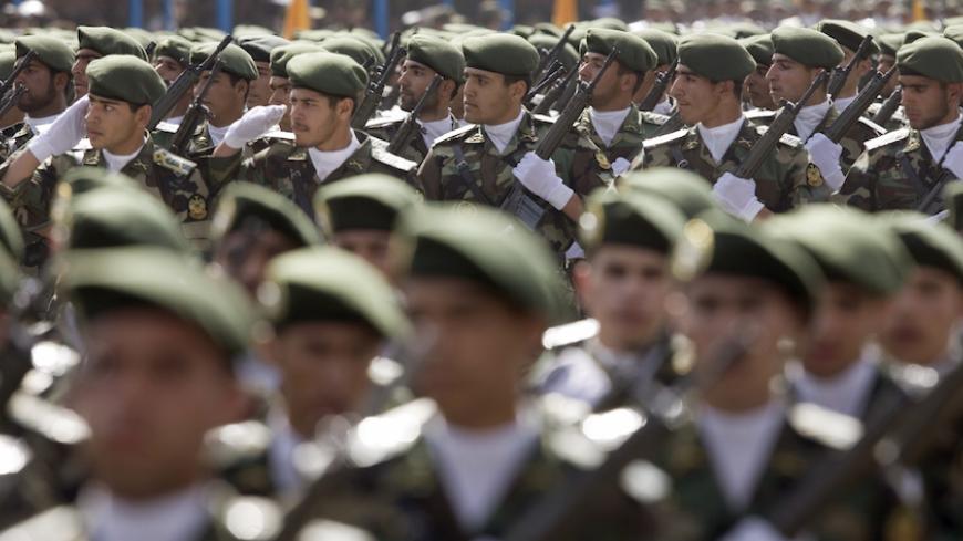 Iranian army soldiers march during the Army Day military parade in Tehran April 18, 2007. REUTERS/Morteza Nikoubazl (IRAN) - RTR1OR7Q