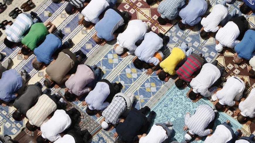 Worshippers offer their Friday prayers during the first Friday of the holy month of Ramadan at Eyup Sultan mosque in Istanbul August 5, 2011.REUTERS/Osman Orsal (TURKEY - Tags: RELIGION SOCIETY) - RTR2PMXC
