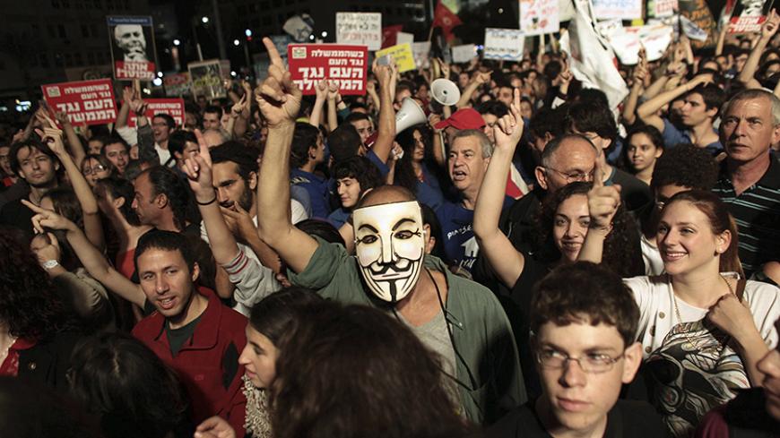 Protesters take part in a rally calling for social justice and a lower cost of living in Rabin square in Tel Aviv October 29, 2011. About 20,000 people marched in Tel Aviv on Saturday evening and then gathered at Rabin square in  the first protest after about two months following a wave of social protests around Israel. REUTERS/Daniel Bar On (ISRAEL - Tags: POLITICS CIVIL UNREST BUSINESS) ISRAEL OUT. NO COMMERCIAL OR EDITORIAL SALES IN ISRAEL - RTR2TE9N