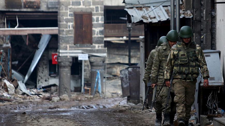 Turkish soldiers patrol in Sur district, which is partially under curfew, in the Kurdish-dominated southeastern city of Diyarbakir, Turkey February 26, 2016.  REUTERS/Sertac Kayar - RTX28RTL