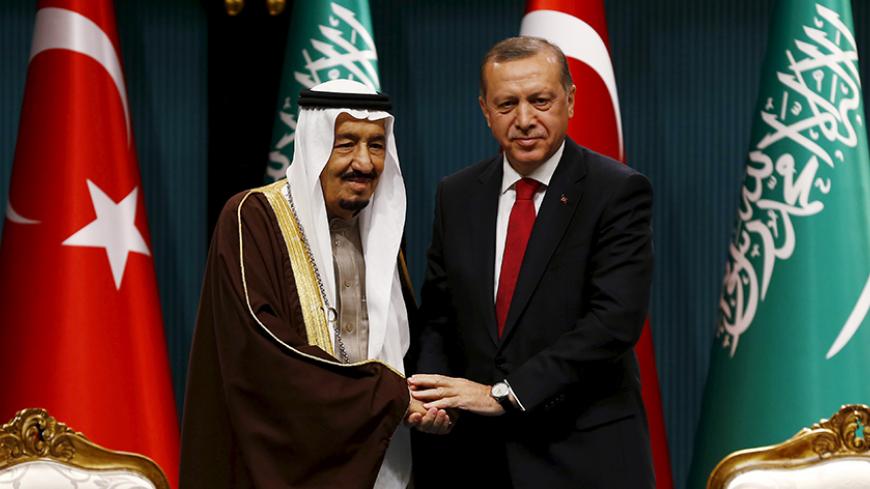 Turkey's President Tayyip Erdogan (R) and Saudi King Salman shake hands during a ceremony in Ankara, Turkey April 12, 2016. REUTERS/Umit Bektas  - RTX29KUO