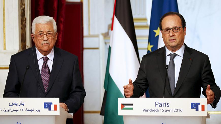 Palestinian President Mahmoud Abbas (L) and French President Francois Hollande (R) make a joint statement after a meeting to discuss France's initiative for peace in the Middle East at the Elysee Palace in Paris, France, April 15, 2016.  REUTERS/Charles Platiau - RTX2A5J6