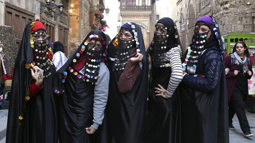 Girls dressed up in traditional Egyptian clothes from the early 20th century pose for a picture before they get their photos taken on the historical Al-Moez street of Islamic Cairo, Egypt, January 17, 2016.  REUTERS/Asmaa Waguih   - RTX22SIL