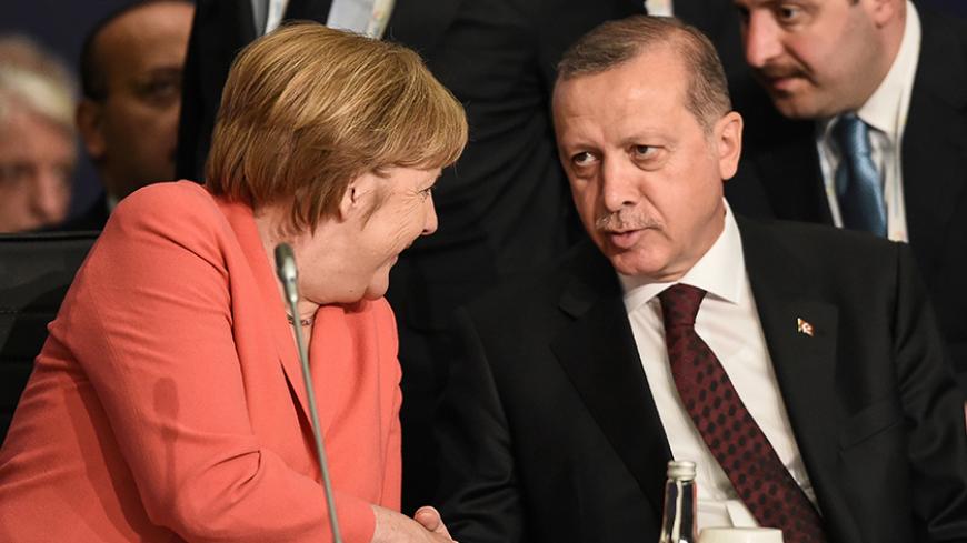 German Chancellor Angela Merkel (L) chats with Turkish President Tayyip Erdogan during the World Humanitarian Summit in Istanbul, Turkey, May 23, 2016. REUTERS/Ozan Kose/Pool - RTSFJ48