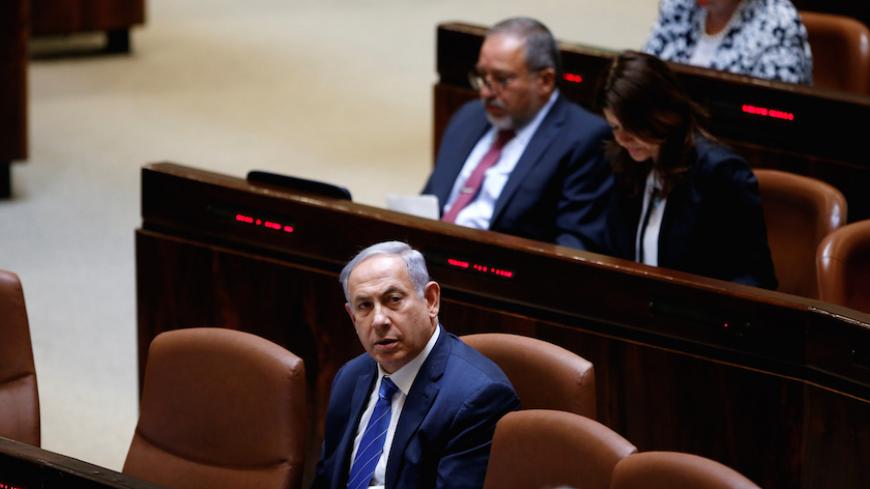 Israeli Prime Minister Benjamin Netanyahu (front) and Avigdor Lieberman head of far-right Yisrael Beitenu party attend the opening of the summer session of the Knesset, the Israeli parliament in Jerusalem, May 23, 2016. REUTERS/Ronen Zvulun - RTSFKJO