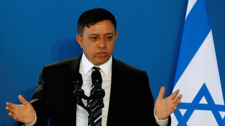 Israeli Environment Protection Minister Avi Gabbay delivers a speech during the inauguration of France's EDF Energies Nouvelles Zmorot solar plant facility near the southern Israeli city of Ashkelon May 22, 2016. REUTERS/Baz Ratner TPX IMAGES OF THE DAY      *** Local Caption *** 2016. REUTERS/Baz Ratner - RTX2EFE4