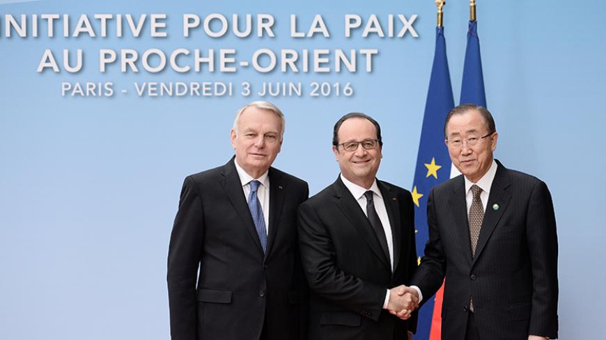 (L to R) French Foreign minister Jean-Marc Ayrault, French President Francois Hollande and United Nations Secretary General Ban Ki-moon pose prior to an international and interministerial conference in a bid to revive the Israeli-Palestinian peace process, in Paris, France, June 3, 2016.   REUTERS/Stephane de Sakutin/Pool - RTX2FHFG