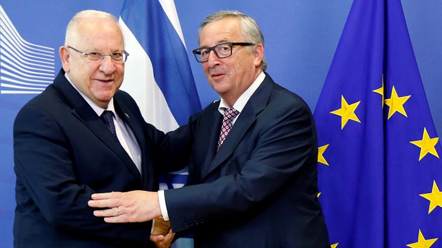 European Commission President Jean-Claude Juncker poses with Israeli counterpart Reuven Rivlin (L) at the EU Commission headquarters in Brussels, Belgium, June 23, 2016.    REUTERS/Francois Lenoir - RTX2HRIE