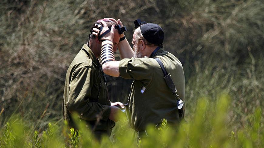 An Israeli army rabbi blesses a soldier who just returned from Lebanon to north of Israel near the Israeli-Lebanon border August 11, 2006.     REUTERS/Petr Josek (ISRAEL) - RTR1GAH4