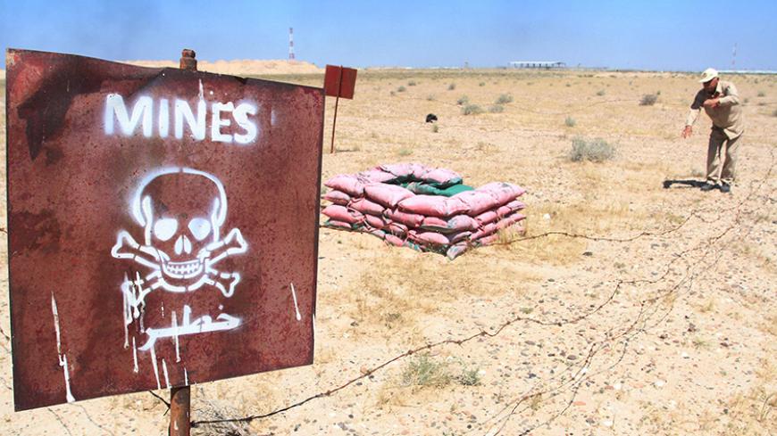 De-mining teams searches for landmines in Rumaila oilfield in Basra province, April 2, 2016.  REUTERS/Essam Al-Sudani - RTSD9ED