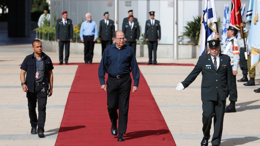 Israel's Defence Minister Moshe Yaalon (C) reviews an honour guard during a farewell ceremony at the Defence Ministry in Tel Aviv, Israel May 22, 2016. REUTERS/Baz Ratner     TPX IMAGES OF THE DAY      - RTSFDWN