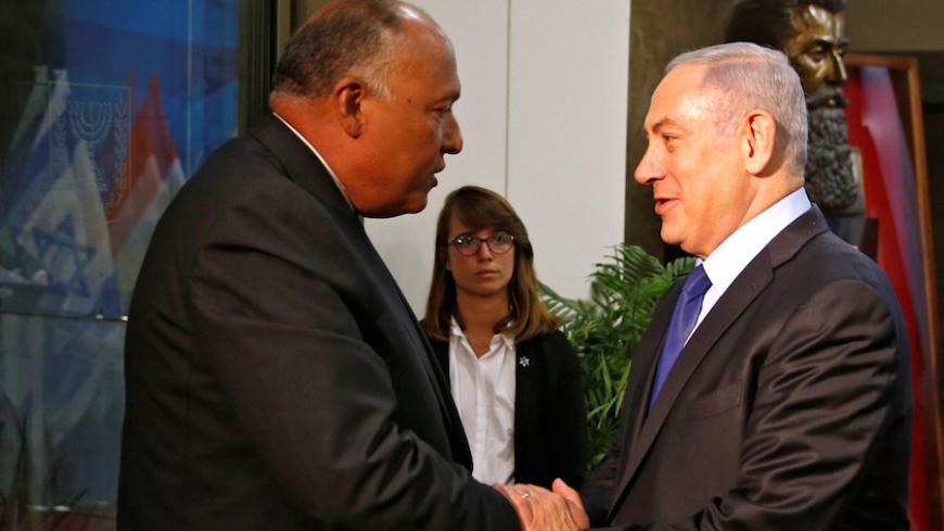 Israeli Prime Minister Benjamin Netanyahu welcomes Egypt's Foreign Minister Sameh Shoukry (L) in Jerusalem July 10, 2016 REUTERS/Ronen Zvulun - RTSH5PM