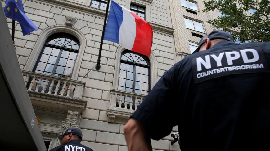 Members of the New York Police Department's Counterterrorism Unit guard the entrance at the Consulate General of France in Manhattan following the Nice terror attack in New York, U.S., July 15, 2016.  REUTERS/Andrew Kelly  - RTSI4QL
