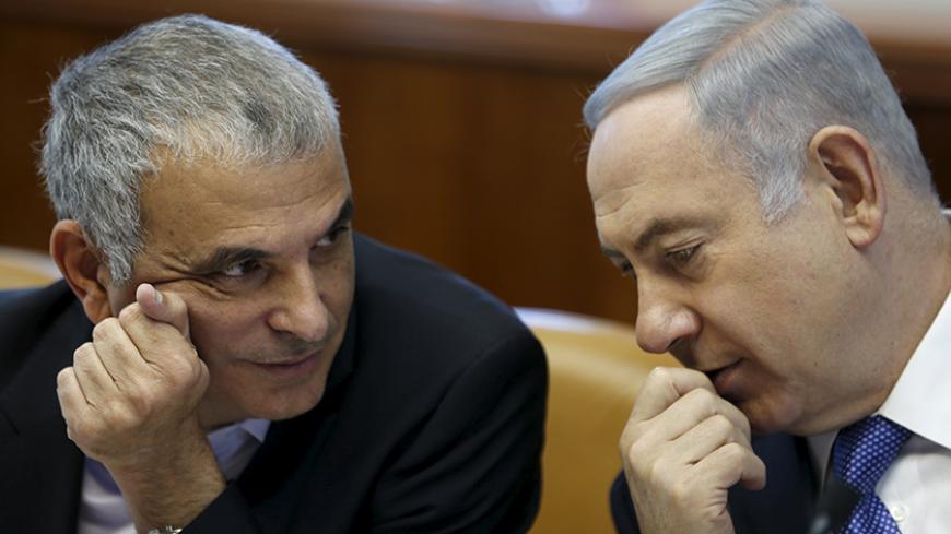 Israeli Prime Minister Benjamin Netanyahu (R) speaks with Finance Minister Moshe Kahlon during the weekly cabinet meeting in Jerusalem January 31, 2016. REUTERS/Amir Cohen  - RTX24S18