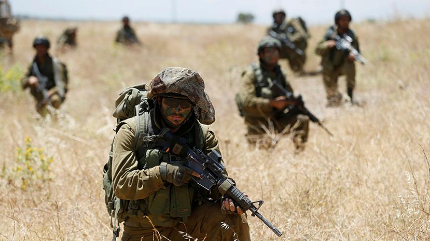 Israeli soldiers from the 605 Combat Engineering Corps battalion take part in a training session on the Israeli side of the border between Syria and the Israeli-occupied Golan Heights June 1, 2016.REUTERS/Baz Ratner - RTX2F6VN