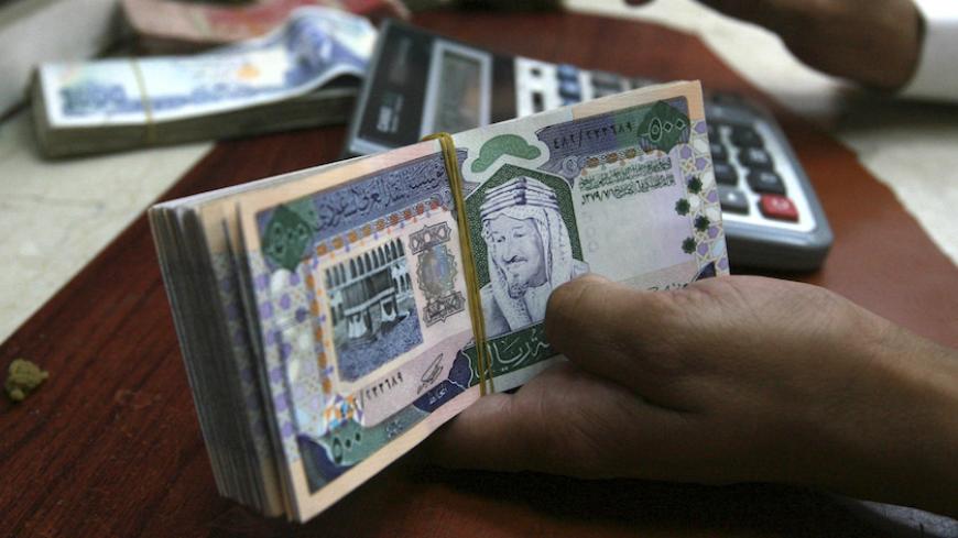 A Saudi money exchanger counts Saudi riyals in Riyadh August 4, 2008. Saudi Arabia's annual inflation rose 10.6% in June to a 30-year high due primarily to increases in food and housing costs, official data released on Sunday showed. The cost of living index for the largest Arab economy rose to 115.5 points on June 30 from 115 points in May, the Saudi Press Agency cited a report by the Ministry of Economy and Planning's Central Department of Statistics.   REUTERS/Fahad Shadeed   (SAUDI ARABIA) - RTR20M01