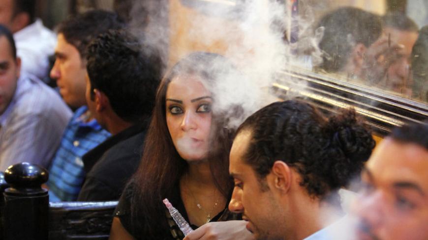Youths smoke water pipes (shisha) in a coffee shop in old Cairo August 20, 2010.  REUTERS/Asmaa Waguih    (EGYPT - Tags: SOCIETY) - RTR2HFLE