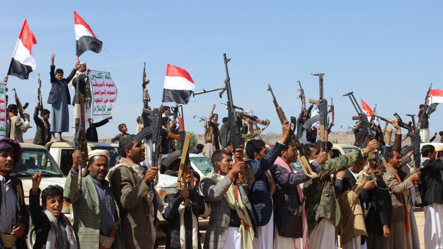 Tribesmen hold up their weapons during a gathering to show support to the Houthi movement in the northern city of Saada, Yemen August 2, 2016. REUTERS/Naif Rahma - RTSKOS5