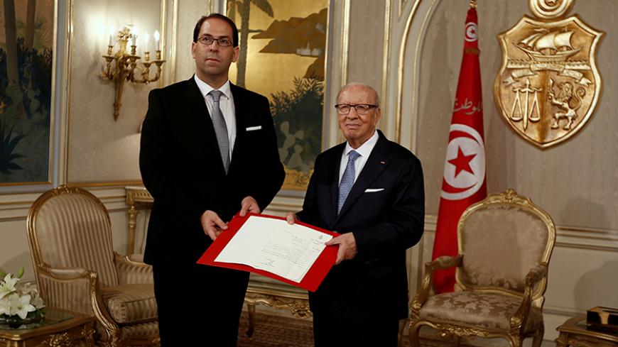 FILE PHOTO - President Beji Caid Essebsi (R) meets with Prime Minister-designate Youssef Chahed in Tunis,Tunisia August 3, 2016.  REUTERS/Zoubeir Souissi/File Photo   - RTSMDMD