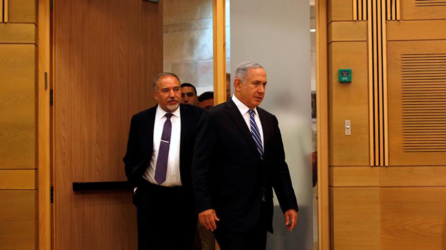 Israeli prime minister Benjamin Netanyahu (R) enters to a media conference together with Israel's new Defence Minister Avigdor Lieberman, head of far-right Yisrael Beitenu party, following Lieberman's swearing-in ceremony at the Knesset, the Israeli parliament, in Jerusalem May 30, 2016. REUTERS/Ronen Zvulun - RTX2EVOW