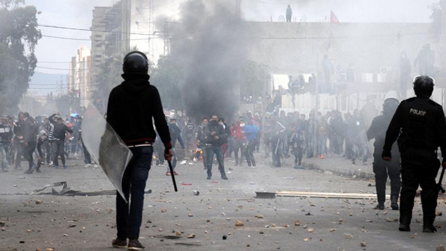 TOPSHOT - Tunisian protesters clash with security forces in the central town of Kasserine on January 21, 2016.
Fresh protests over unemployment and poverty in central Tunisia have raised fears of growing social unrest five years after the country's revolution ignited by similar grievances. / AFP / MOHAMED KHALIL        (Photo credit should read MOHAMED KHALIL/AFP/Getty Images)