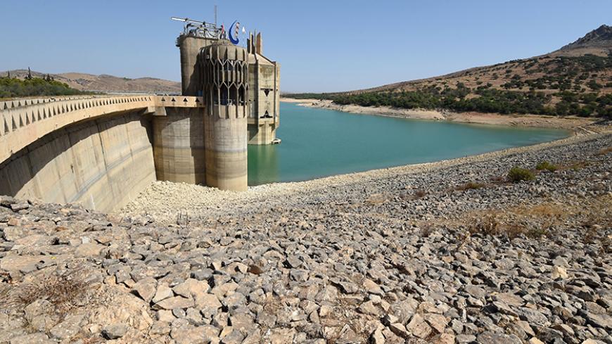 A photo taken on August 21, 2016 shows the Sidi Salem dam near Testour, in Tunisia's north-west Beja region, which has particularly low water levels due to a 30 percent drop in rainfall in the North African country this year.
Water-cuts, dry dams and withering vegetation: Tunisia has faced a difficult summer due to a lack of rainfall which has reinforced social tensions in several disadvantaged regions. / AFP / FETHI BELAID / TO GO WITH AFP STORY BY MOUNIR SOUISSI        (Photo credit should read FETHI BELA