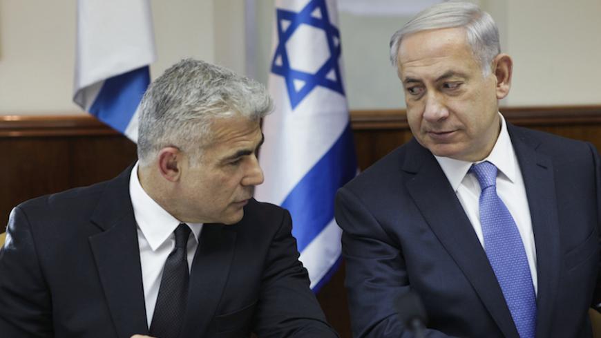 Israel's Prime Minister Benjamin Netanyahu (R) and Finance Minister Yair Lapid attend a cabinet meeting in Jerusalem October 7, 2014. REUTERS/Dan Balilty/Pool (JERUSALEM - Tags: POLITICS BUSINESS) - RTR499SO