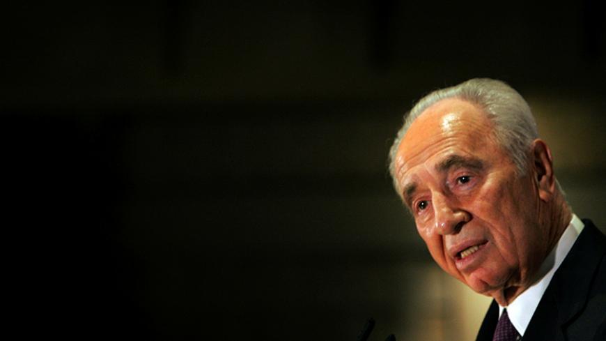 Former Israeli Prime Minister Shimon Peres talks during a presentation of his biography book in Tel Aviv in this March 21, 2006 file photo.   REUTERS/Goran Tomasevic/Files  - RTSPRM8