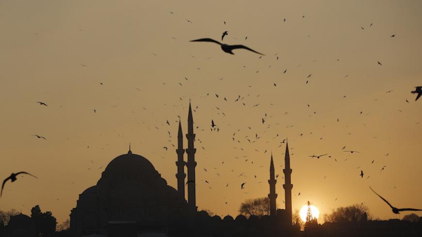The sun sets over the Ottoman-era Suleymaniye mosque in Istanbul January 8, 2014. REUTERS/Murad Sezer (TURKEY - Tags: ENVIRONMENT RELIGION) - RTX176ER