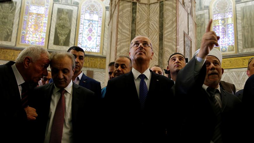 Palestinian Prime Minister Rami Hamdallah (C) stands inside The Dome of the Rock during his visit to the compound known to Muslims as Noble Sanctuary and to Jews as Temple Mount during the holy month of Ramadan in Jerusalem's Old City June 18, 2016. REUTERS/Ammar Awad - RTX2GWWH